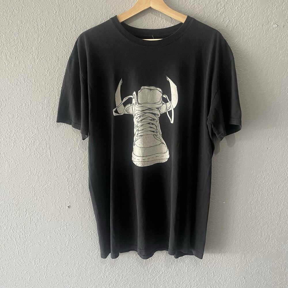 2000s Michael Jordan Chicago Bulls Shoe Black Tshirt Men’s XL Basketball Graphic